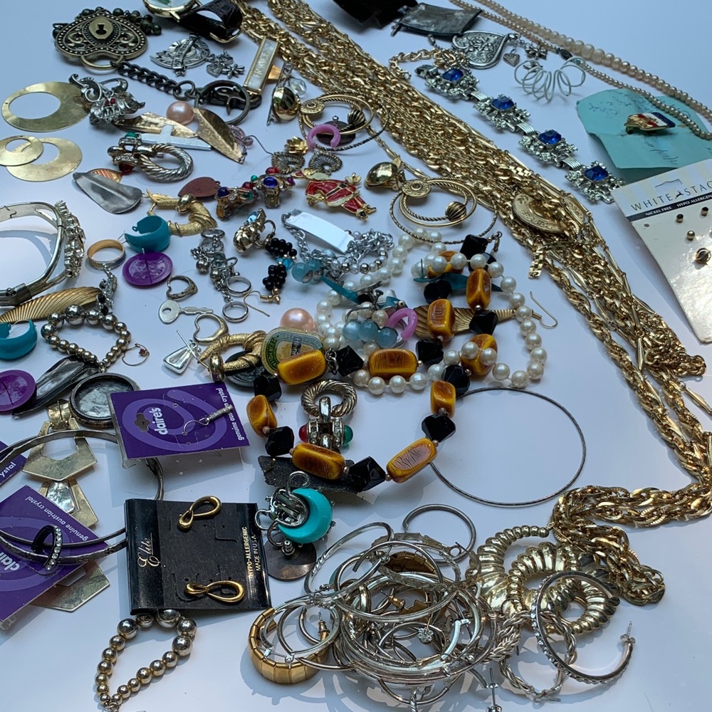 Vintage un-sorted jewelry destash lot